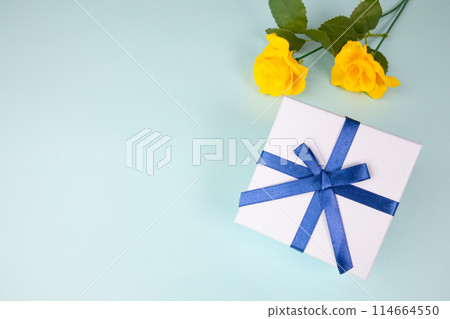 父親節禮物和黃色的花朵 父親節禮物和黃色的花朵 114664550