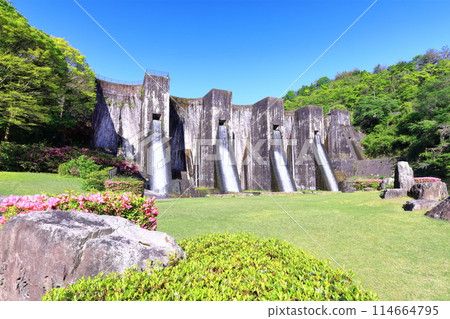 [Kagawa Prefecture] Azaleas blooming in spring at the Honenike Dam (Hoenike Weir), the first stone masonry multiple arch dam in the country 114664795