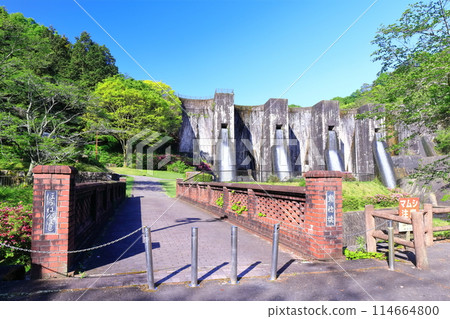 [Kagawa Prefecture] Azaleas blooming in spring at the Honenike Dam (Hoenike Weir), the first stone masonry multiple arch dam in the country 114664800