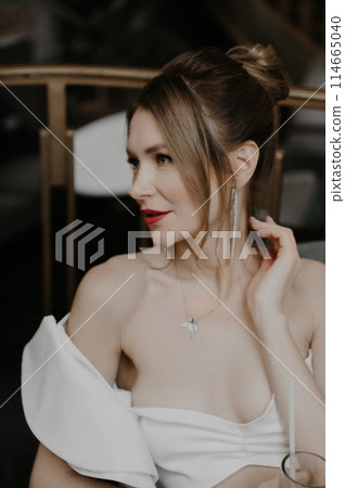 A young couple in wedding looks posing in a stylish loft bar. 114665040