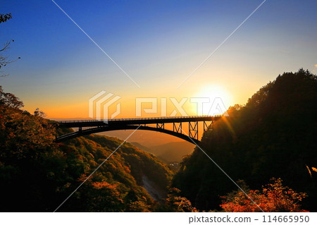 Sunrise seen from Tsubakuro Valley on the Bandai-Azuma Skyline Sunrise seen from Tsubakuro Valley on the Bandai-Azuma Skyline 114665950