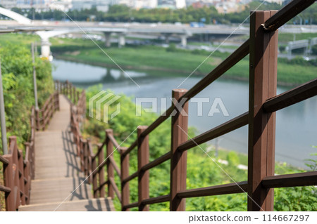 Wooden path on Eungbongsan mountain with view of Han river in Seoul, South Korea 114667297