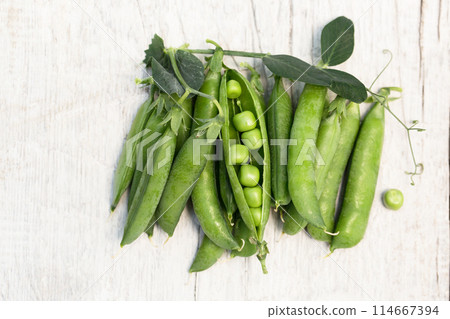 Pods of ripe green peas Pods of ripe green peas 114667394