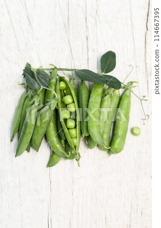 Pods of ripe green peas Pods of ripe green peas 114667395