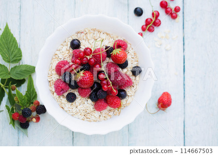 Quick breakfast of oatmeal and berries 114667503