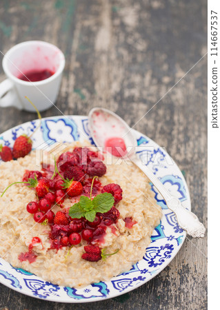 Quick breakfast of oatmeal and berries 114667537