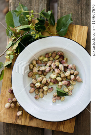 Delicious sweet white mulberry in a bowl Delicious sweet white mulberry in a bowl 114667676