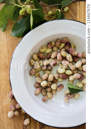 Delicious sweet white mulberry in a bowl 114667678