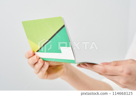 A woman's hand looking at her bank passbook 114668125