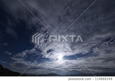 初秋的早晨天空有各種雲彩，超廣角，天空為主，230912am 114668349