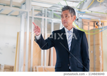 一位工匠在建築工地指指點點和檢查 114669840