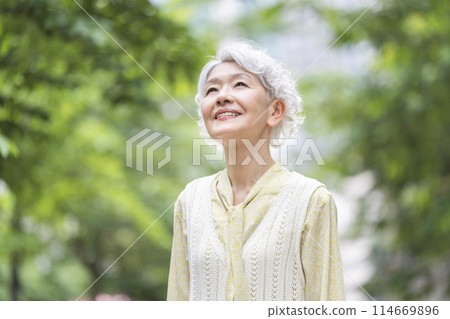 一位微笑的資深婦女 114669896