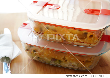 Pasta in a heat-resistant glass container 114670065