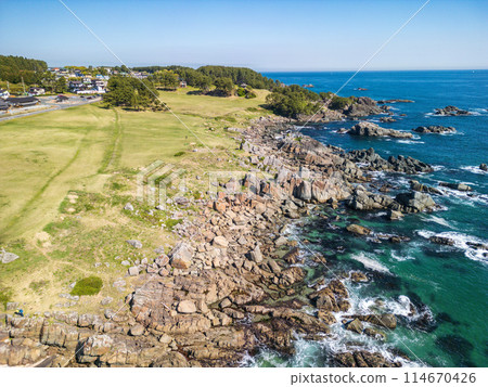 用無人機從海邊拍攝種差海岸的“青森縣” - 春天 114670426