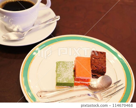 Three-color cake and coffee Three-color cake and coffee 114670468