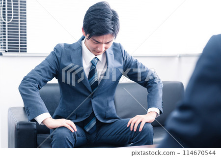 A businessman who reflects and apologizes 114670544