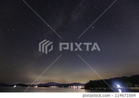Autumn starry sky in Setouchi: Cygnus in the western sky at midnight Autumn starry sky in Setouchi: Cygnus in the western sky at midnight 114671004
