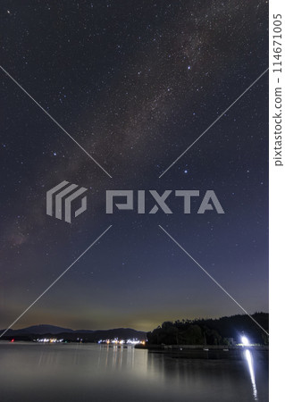 Autumn starry scenery in Setouchi: The Summer Triangle and Cygnus in the midnight western sky Autumn starry scenery in Setouchi: The Summer Triangle and Cygnus in the midnight western sky 114671005