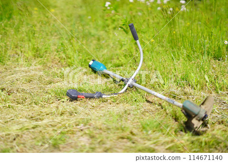 割草機放置在草地上 114671140