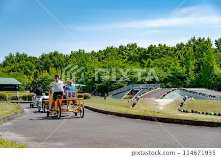 初夏的三重縣四日市，一家人在伊坂水壩自行車公園騎著獨特的自行車 114671935