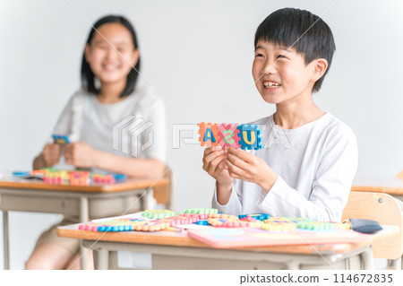 在學校教室裡使用字母玩具學習英語的小學生(低年級) 在學校教室裡使用字母玩具學習英語的小學生(低年級) 114672835
