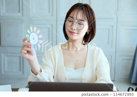 一位女設計師在家用電腦工作 114672993