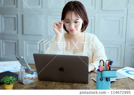 一位女設計師在家用電腦工作 114672995