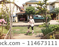 女孩在花園裡跑來跑去 114673111