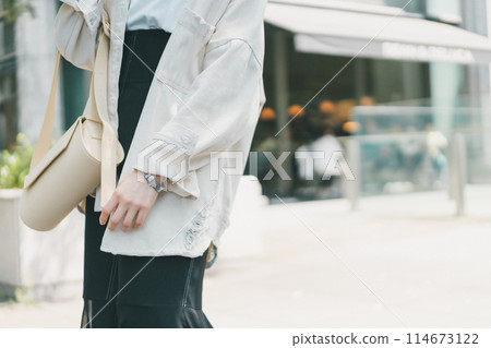 走在城市的一位小姐 114673122