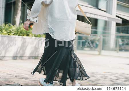 一位年輕女子在城市中行走的腳 114673124