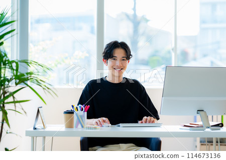 Business people working in the office 114673136