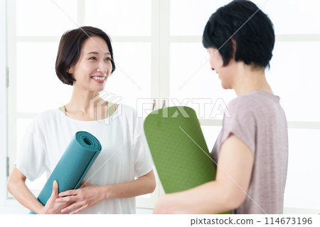 Middle-aged woman yoga fitness Middle-aged woman yoga fitness 114673196
