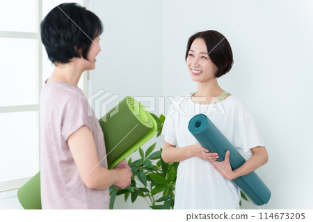 Middle-aged woman yoga fitness Middle-aged woman yoga fitness 114673205