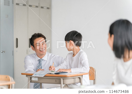 Male teacher, cram school instructor, teacher teaching male students in school classrooms and cram schools (elementary school, after-school care, after-school care, education) 114673486