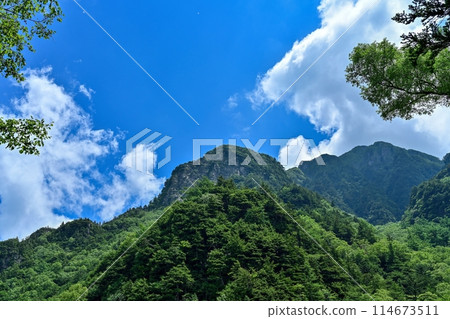 上高地的藍天映襯下,綠意盎然的山景 上高地的藍天映襯下,綠意盎然的山景 114673511