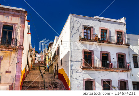Traditional houses and callejon in the old town of Zacatecas, UNESCO world heritage in Mexico 114674231