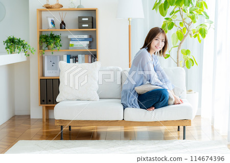 放鬆在屋子裡的婦女 114674396