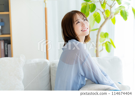放鬆在屋子裡的婦女 114674404