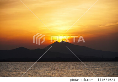 黃昏時分,從霞浦湖畔眺望鑽石筑波的景色,夕陽將天空染成茜紅色。 黃昏時分,從霞浦湖畔眺望鑽石筑波的景色,夕陽將天空染成茜紅色。 114674623