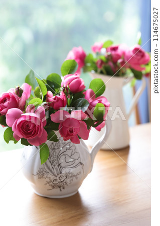 窗邊擺放的玫瑰花 窗邊擺放的玫瑰花 114675027