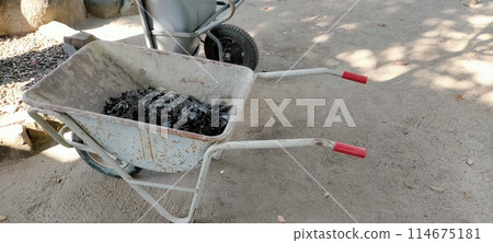 A wheelbarrow carrying luggage 114675181