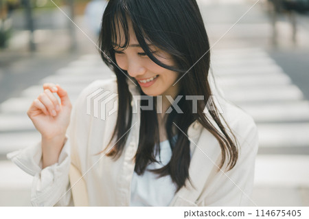 穿過行人穿越道的一位小姐 114675405