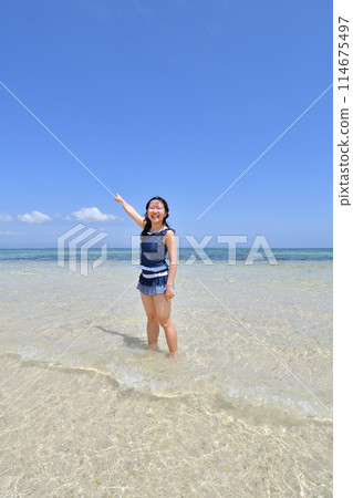 Girls playing on the beach (Pandanon Island, Philippines) 114675497