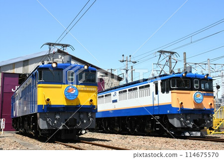 修復在車廠排列的 EF65 型第 1059 號和第 1065 號 修復在車廠排列的 EF65 型第 1059 號和第 1065 號 114675570