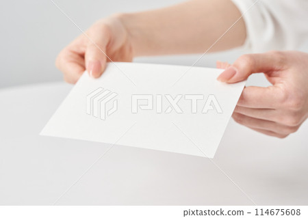 雙手拿著一張白紙的女人的手 114675608