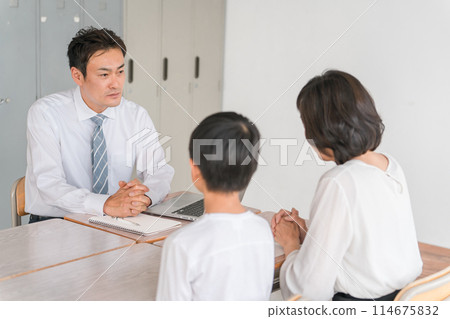 一名男班主任、一名男學生和家長的母親在學校舉行的三方會議上傾聽他們的擔憂。 114675832