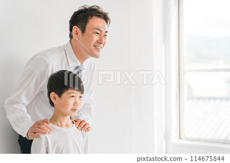 小學生和西裝男（導師、父親） 114675844