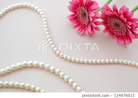 Red gerbera and pearl necklace 114676015