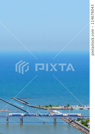 A spectacular view of Tokyo Bay! The blue sea and the E257 series Shinjuku Sazanami express train 114676043