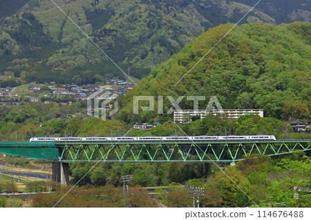 Chuo Line express train crossing Torisawa iron bridge 114676488